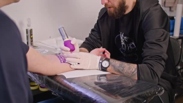 Tatuador Profesional Hace Tatuaje Brazo Hombre Adulto Ucraniano Decidido Hacerse — Vídeos de Stock