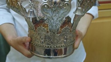 Sinagogdaki Tevrat. Yahudiler için Dinin Önemi 'ni. Sinagogun güzel çekimleri. Genç Yahudiler Tevrat okurlar.