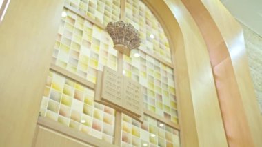 Sinagogdaki Tevrat. Yahudiler için Dinin Önemi 'ni. Sinagogun güzel çekimleri. Genç Yahudiler Tevrat okurlar.