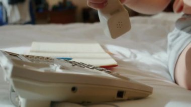 Lüks bir otelde, genç ve kaygısız bir kadın, resepsiyona büyük bir gülümsemeyle yaklaşır, resepsiyonist onu selamlar ve bir arama yapmak için telefonu eline alır..