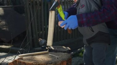 Büyükbaba, oğul ve çocuk güvenli ve güvenli bir aile evi inşa etmek için birlikte çalışıyorlar. Mezura, rulet ve balta kullanarak yol boyunca inşaat güvenliğini öğreniyorlar..