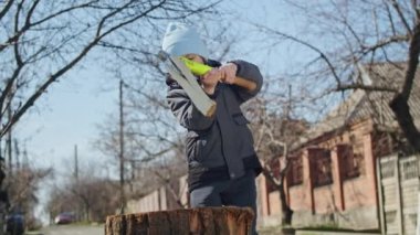 Bu büyüleyici videoda, bir çocuk evde odun kesmek için baltayla odun keserken güvenlik ve ailesiyle birlikte çalışmak hakkında değerli dersler öğreniyor..
