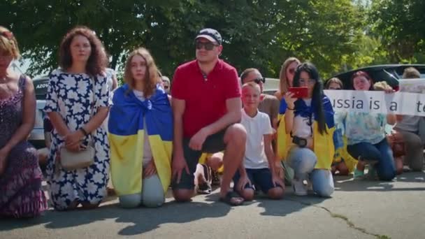 Ukrainian Women Men Gathered Peaceful Rally Support Azov Prisoners War – stockvideo