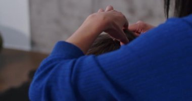 Bu BTS videosunda Asyalı makyaj sanatçısının mahareti ve uzmanlığı gösteriliyor. Makyajı şık stüdyosunda ustalıkla yapıyor..
