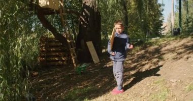 Mutlu baba ve oğul ağaçta bir ev inşa eder, bir çizime bakar, bir ağacı testereyle keser, tornavidayla kendi kendini becerir..