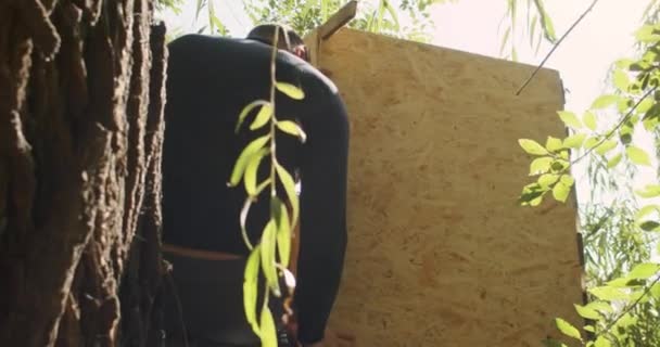 Pai Feliz Filho Construir Uma Casa Uma Árvore Olhar Para — Vídeo de Stock