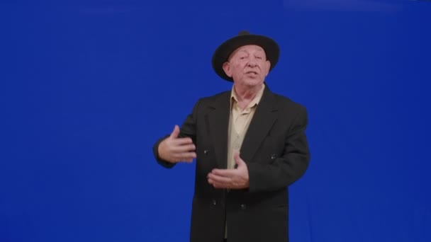 Seorang Pria Yahudi Dengan Latar Belakang Layar Hijau Menari Dengan — Stok Video