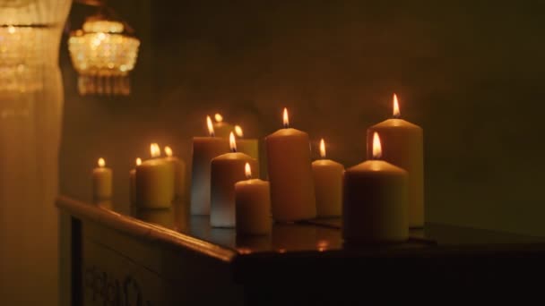 Velas Pretas Iluminam Fundo Escuro Enquanto Uma Bruxa Realiza Ritual — Vídeo de Stock
