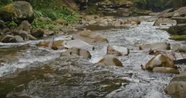 Bu büyüleyici videoyla doğanın harikaları, bir nehrin, dağların, ormanların ve suyun huzurlu güzelliğini gözler önüne seriyor. Macera ve dinlendirici turizm deneyimleri arayanlar için mükemmel