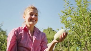 Bu video organik tarımın özünü yansıtıyor. Bir kadın bahçesinden kabak toplarken. Bahçıvanlık yeteneği ve güvenilir bıçağıyla yaz ziyafeti için taze ve lezzetli ürünler topluyor.