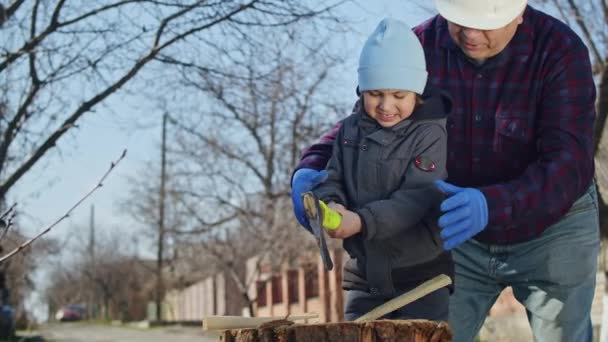 Дедушка Сын Мальчик Работают Вместе Построить Свой Семейный Дом Безопасность — стоковое видео