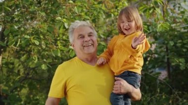 Çiçek açan bağlantılar: Bir kız ve babası, çevreye olan sevgileriyle birleşti, organik bahçelerine mutluluk tohumları ektiler.