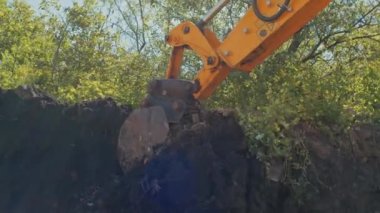 Bir inşaat projesinin enerjisini bir kazıcı olarak kucaklayın, hidrolik gücü ve sarı boyasıyla, toprağın derinliklerine doğru kazar, yeni bir gelişme çağının yapı taşlarını oluşturur..