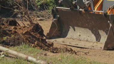 İlerlemenin özünü buldozerler, yükleyiciler ve kazıcılar da dahil olmak üzere ağır makineler olarak ele geçirmek yorulmak bilmeden bir inşaat sahasında çalışmak, güneşin altın ışınlarıyla yıkanmak..