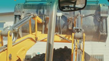 Hareketli bir inşaat alanının, kazıcılar ve buldozerler gibi güçlü makineler olarak kuşbakışı görüntüsünü alın. Dünyayı yeni bir gelişimin temeli haline getirmek için birlikte çalışın..