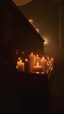 Karanlık bir arka planda, bir cadı kara mumlar ve vudu büyüsüyle mistik bir ayin gerçekleştirir. Piyano tuşlarına yakın çekim putperestliği ve mistisizmi yoğunlaştırır..