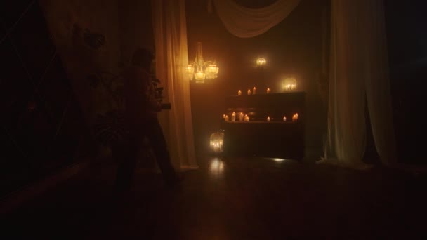 Die Hexe Beschwört Mit Schwarzen Kerzen Vor Dunklem Hintergrund Antike — Stockvideo