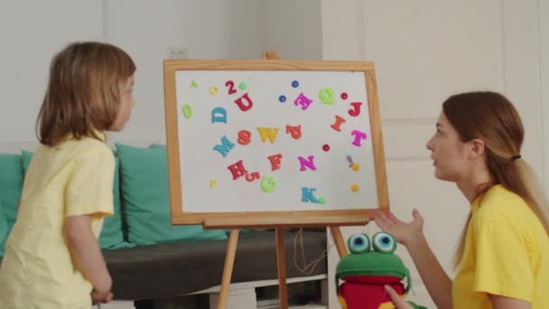 Domácí Výuka Zábavná Efektivní Vedením Zkušeného Pedagoga Dítě Šťastné Učí — Stock video