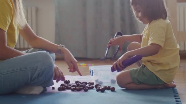 Ein Erfahrener Pädagoge Führt Ein Glückliches Kind Durch Die Logopädie — Stockvideo