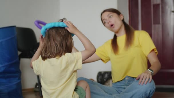 Bambino Felice Impara Parlare Con Una Terapista Privata Divertimento Gioco — Video Stock