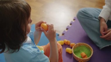 Küçük bir çocuk ilgili bir öğretmenden öğrenmeyi sever. Yetenekli bir pedagoga sahip özel eğitim mutlu bir ilerleme sağlar..