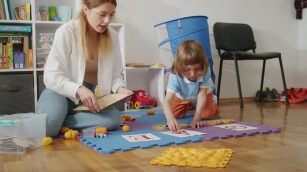 Este Vídeo Captura Diversão Aprender Quando Uma Criança Envolve Com — Vídeo de Stock