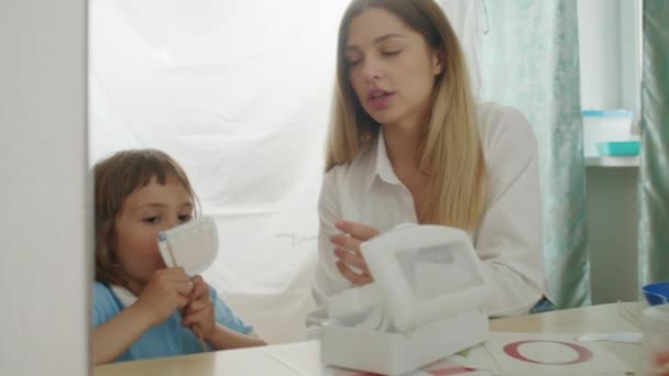 Mit Der Unterstützung Einer Engagierten Therapeutin Erkundet Ein Glückliches Kind — Stockvideo
