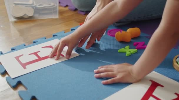 Durch Kreatives Spielen Und Persönlichen Unterricht Erhält Ein Kind Unterstützung — Stockvideo