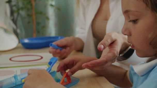 Handen Van Een Toegewijde Therapeut Een Kindertaal Reis Neemt Vlucht — Stockvideo