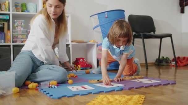 Unter Der Anleitung Einer Fürsorglichen Lehrerin Findet Ein Kind Glück — Stockvideo