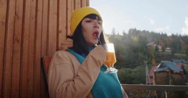 Vrouw Gele Muts Nippend Aan Een Warme Drank Buiten Herfst — Stockvideo