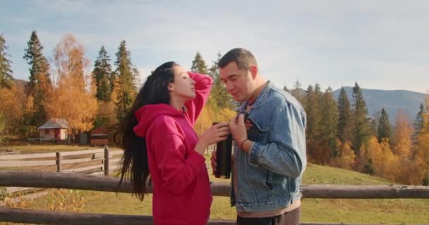 Dva Lidé Sdílející Termosku Venku Podzimním Listím Pozadí — Stock video
