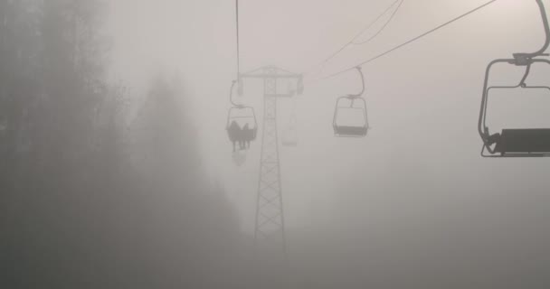 Sedie Skilift Nel Nebbioso Paesaggio Montano Cabinovia Nebbioso Giro Con — Video Stock