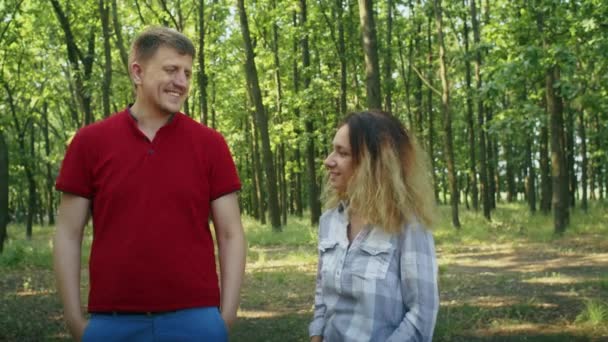Homem Polo Vermelho Mulher Camisa Xadrez Conversando Uma Floresta Exuberante — Vídeo de Stock