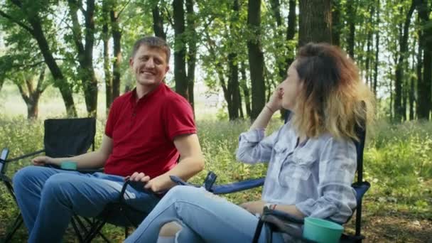 Homme Femme Assis Sur Des Chaises Camping Dans Forêt Concept — Video