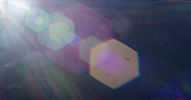 Zonnevlam Met Hexagonale Lensflare Effect Donkere Achtergrond Abstract Lichtlek Bokeh — Stockvideo