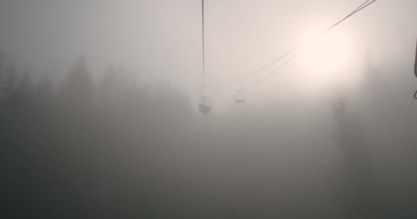 Krzesła Wyciągów Narciarskich Wznoszące Się Mgłę Drzewami Słońcem Ledwo Widoczne — Wideo stockowe