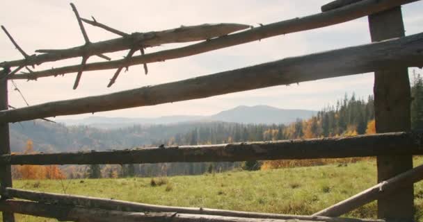 秋の山岳地帯にある木製フェンス デザインと印刷のための田舎と自然の概念 — ストック動画