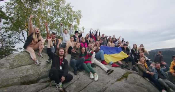 Группа Радостных Людей Поднятыми Руками Вершине Горы Украинским Флагом Концепция — стоковое видео