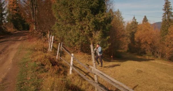 Orang Hiking Dengan Ransel Jalan Negara Dekat Pagar Kayu Musim — Stok Video