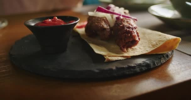 Brochetas Parrilla Pan Plano Con Cebollas Frescas Lado Ketchup Presentación — Vídeos de Stock