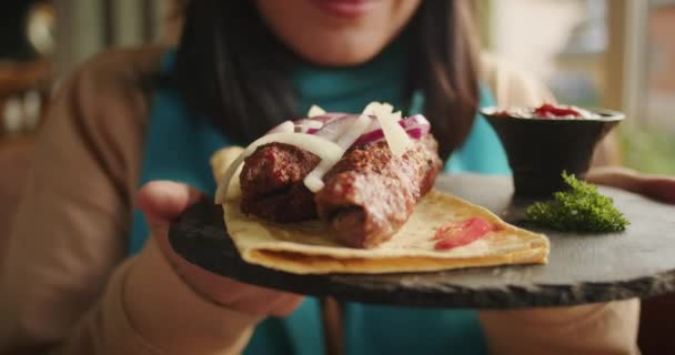 Kvinna Njuter Doften Grillade Kebab Tunnbröd Med Färsk Lök Och — Stockvideo