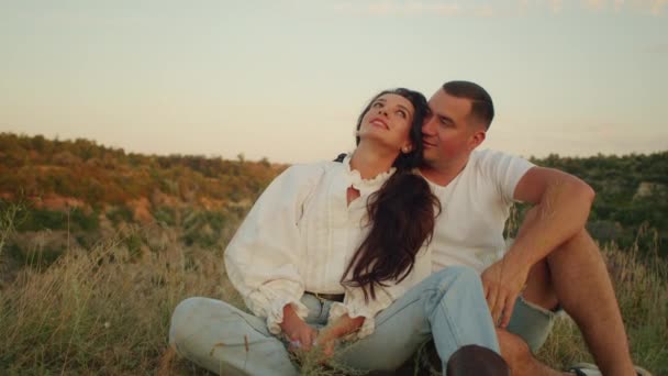 Romantisches Paar Genießt Sonnenuntergang Auf Dem Land — Stockvideo