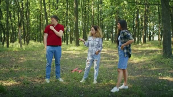 Gruppe Venner Udforske Skoven Mand Påpege Noget Det Fjerne Udendørs – Stock-video
