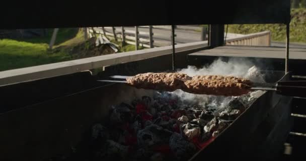Kebab Grillen Een Open Houtskoolgrill Outdoor Koken Barbecue Concept Ontwerp — Stockvideo
