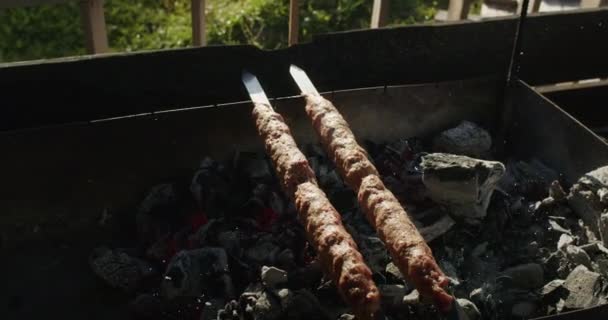 Dos Kebabs Cocinando Sobre Carbón Caliente Técnica Barbacoa Tradicional Ideal — Vídeos de Stock