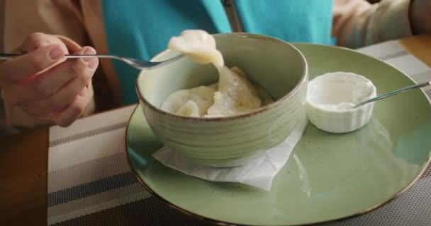 Person Njuter Traditionella Dumplings Med Gräddfil Keramisk Skål Kulinarisk Kultur — Stockvideo