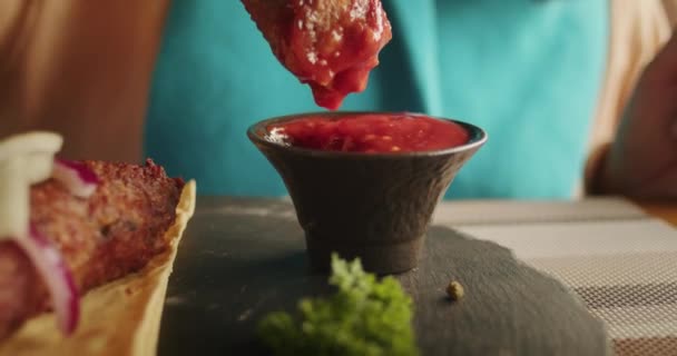 トマトソースに浸されたグリルケバブのクローズアップ グルメグリルとソースペアリングコンセプト 料理雑誌 料理ガイド フードペアリングブログのデザイン 強調する詳細なショット — ストック動画