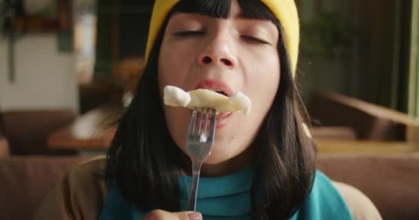 Mujer Disfrutando Delicioso Bocado Albóndigas Con Los Ojos Cerrados Satisfacción — Vídeos de Stock