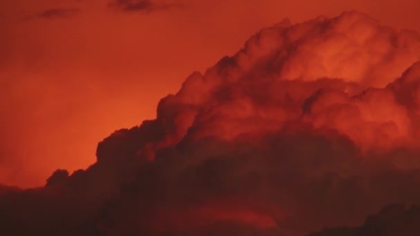 Dramaattisia Punaisia Pilviä Auringonlaskun Aikaan Ilmakehän Ilmiöt Sääkuviot Käsite Ilmatieteen — kuvapankkivideo
